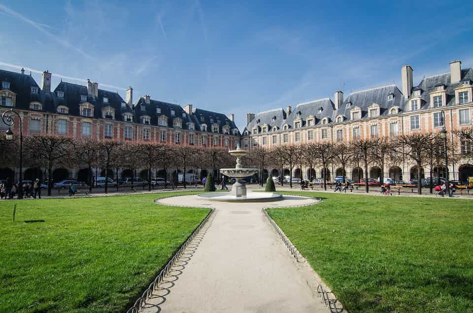 Place des Vosges είναι η παλαιότερη δημόσια πλατεία του Παρισιού